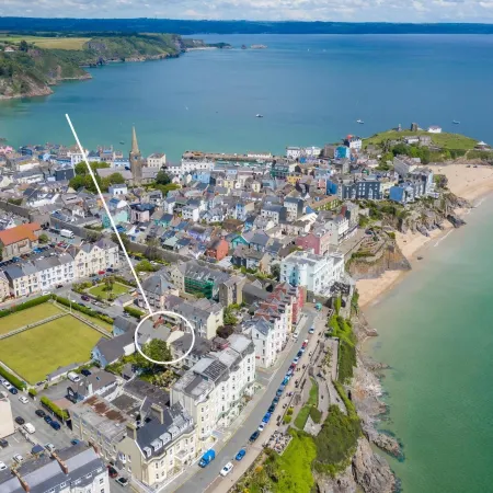 Spinnaker - Close to Town Sea Views
