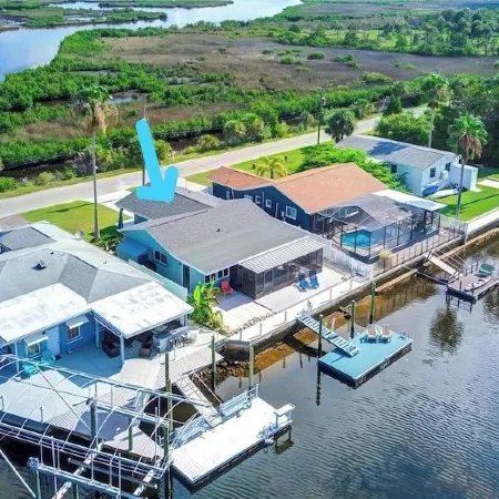 Tidewater: Bring your boat, backyard beach,kayaks.