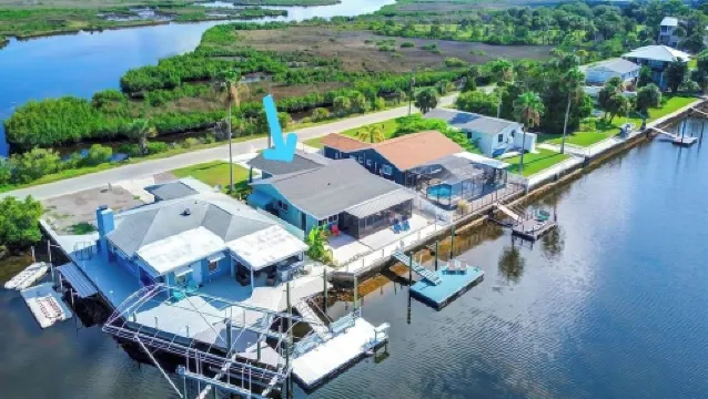 Tidewater: Bring your boat, backyard beach,kayaks.