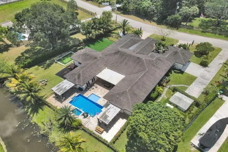 Luxury 8Br w Pool Mini-Golf Soccer- 16 Guests Отели рядом с достопримечательностью «The Axe Hole House | Axe Throwing Fort Lauderdale | Event Specialists |»