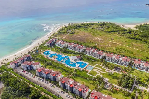 Luxury Condos at Mareazul Beachfront Complex with Resort-Style Amenities - Homestays