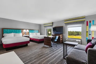 大學城廣場彭薩科拉歡朋套房酒店I-10 N 鄰近Pearson Vue Test Ctr的酒店