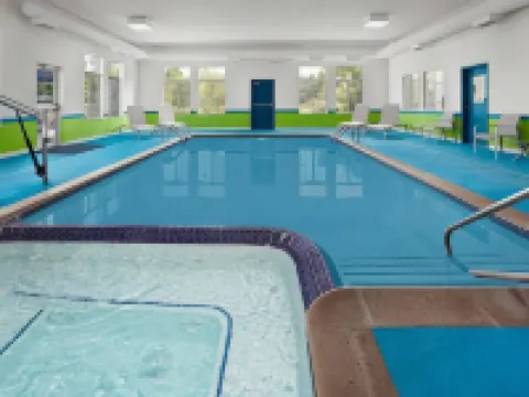 Holiday Inn Express & Suites ACME -特拉弗斯城 阿克米酒店