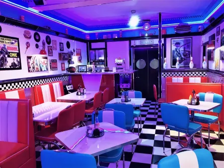 Cadillac Kustomz Guest House Отели в г. Ротсей