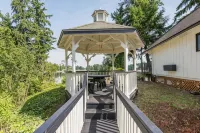 Oyster Bay Inn & Suites