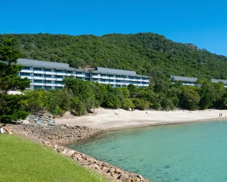 Lagoon Beachfront Lodge 005 on Hamilton Island by HamoRent Hotels in Hamilton Island