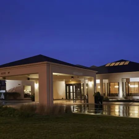 Courtyard Chicago Arlington Heights/South Отели рядом с достопримечательностью «Парк Мажевски Метро»