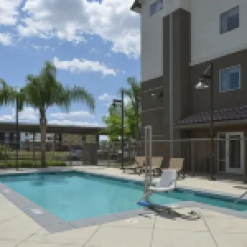 แฮมป์ตันอินน์แอนด์สวีทส์ สนามบินเบเกอร์สฟีลด์นอร์ท