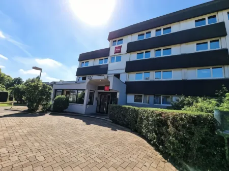 Ibis Caen Porte d'Angleterre Отели в г. Коломбель