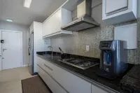 Apto Com Garagem e 2 Quartos a 60m da Praia ACO1103