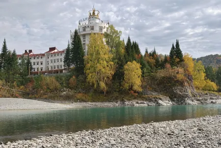 Korona Altaya Отели рядом с достопримечательностью «Дом Перевертыш»