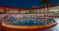 Express Inn & Suites - 5 Miles from St Petersburg Clearwater Airport - Pools