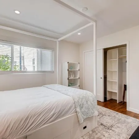 NEW Modern Island Getaway, sleeps 6, Dog Friendly!