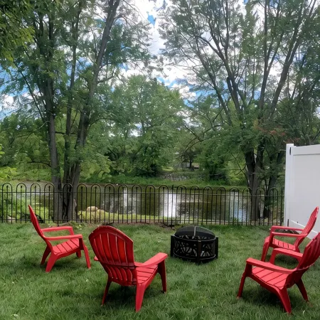 Lovely 3 Bedroom Rental on the Au Sable River Отели в г. Джей