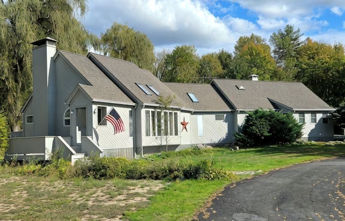 Spacious 5-Bed with Pool, Firepit, and BBQ - 20-min to Saratoga and Lake George