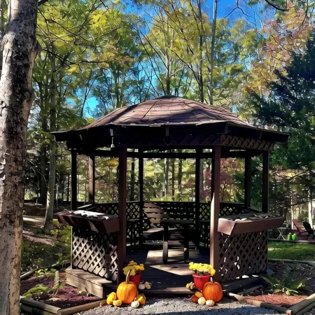 Hemlock Retreats - Cabin, 6 Acres, Hot Tub & Winery