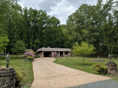 Charming 3-Bedroom Cottage with Lake Access Nearby, Dock, WiFi at Boone Lake - Homestays