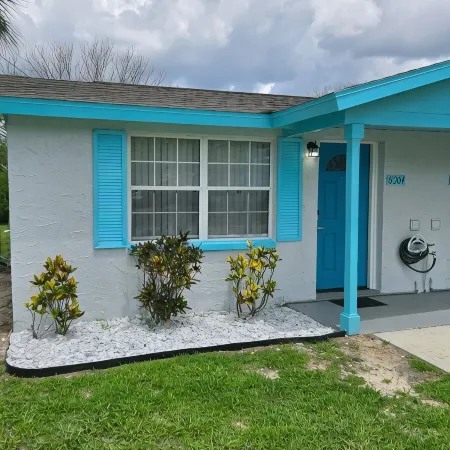 Peaceful accomodation. Walking distant to Port Richey waterfront restaurants.