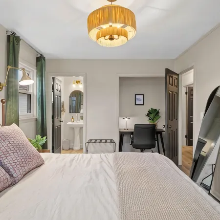 Cozy 3 Bedroom Home Just Minutes from NRG Featuring a Fire Pit/Indoor Hot Tub