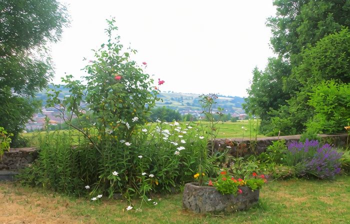 Renovated 1920s house, 15 minutes' walk from town center, quiet location.