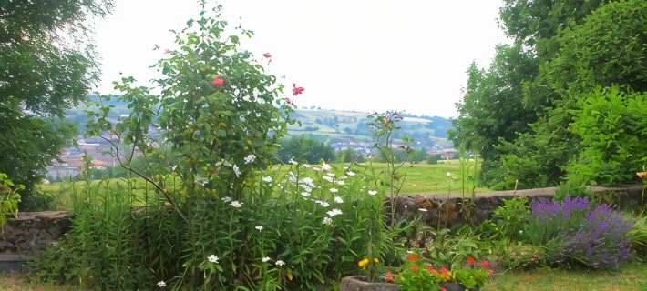 Renovated 1920s house, 15 minutes' walk from town center, quiet location. Hotels in Cantal