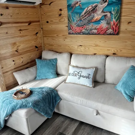 Cozy pet friendly 2-bedroom cabin in tranquil Steinhatchee