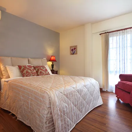 Champs Elysees Guesthouse Отели рядом с достопримечательностью «Станция Zhixue»