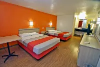 Motel 6 Cross Lanes, WV–Goff Mountain Rd - parking
