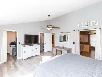 Spacious 5-bedroom house w/ fishing pond, WiFi, hot tub in Grayson Co Mountains