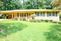 In-Shower Sauna, Fenced Yard W/Deck & BBQ Near ATL