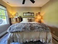 Charming 2-bedroom house on 3 private acres. Secluded & pet friendly! - Wifi