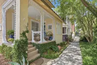 Historic Cottage on Greene Square – Walk to River Street, Downtown Savannah,Scad - Bungalows