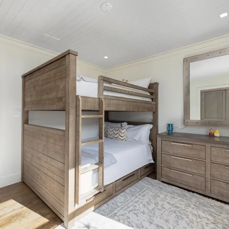 Stunning Farmhouse - Private Pool & Vintage Arcade - Close to Newport & Beaches