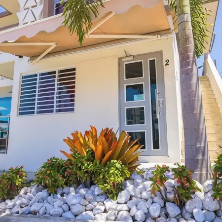 Les Guest House Apartment with Jacuzzi and Pool