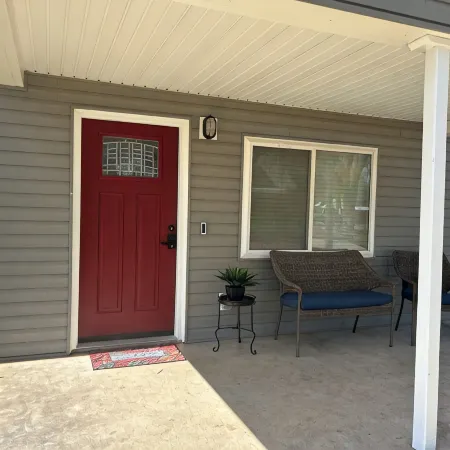 Adorable New Remodeled 3BR 2 BA quiet neighborhood!