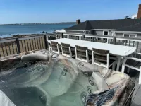 Beautiful Ocean Front House with Private Beach, Hot Tub and Spectacular Sunsets Ξενοδοχεία στην πόλη Fairhaven