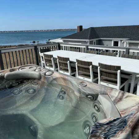 Beautiful Ocean Front House with Private Beach, Hot Tub and Spectacular Sunsets Отели в г. Фэрхейвен