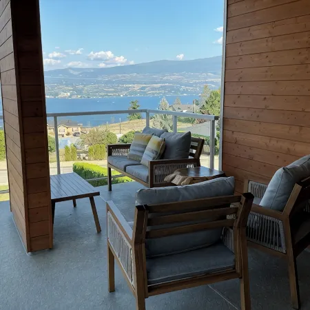 THE LAKEVIEW LOOKOUT, 1 Bedroom - Sleeps 2- walking distance to Lake & Wineries.