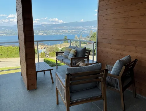 THE LAKEVIEW LOOKOUT, 1 Bedroom - Sleeps 2- walking distance to Lake & Wineries. - Wifi
