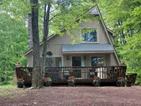Cozy, Stylish 3-Bedroom Mid-Century Chalet in Pocono Pines' Lake Naomi - homestay