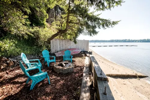 New! Cozy Waterfront A-Frame, Private Beach, Pet Friendly.