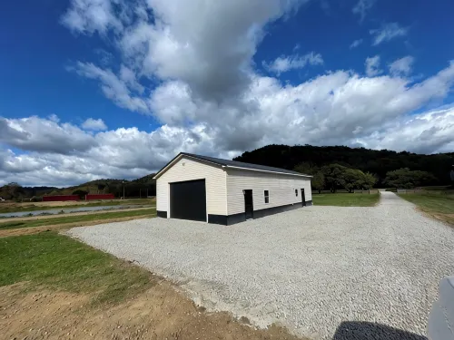 “The” Lodge of Adams County is a Charming 2-bedroom house in Blue Creek with AC