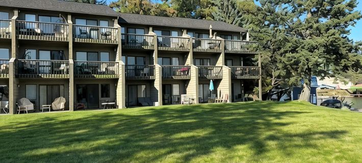Waterfront Bigfork Bay Retreat Hotels in Bigfork