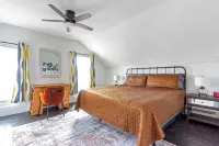 NEW! Marigold & Poppy - Group-Friendly Douglas Retreat - Central & Walkable - 4 estrellas