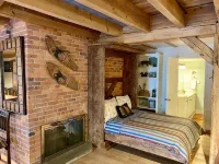 One of a kind gem- 2 rental units on 1.2 lakefront acres ideal for 2 families -  Privatzimmer