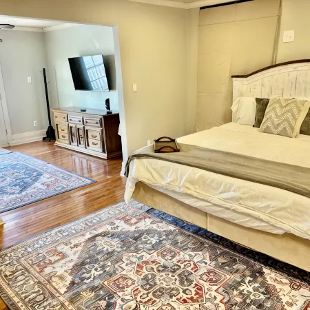 Bison Hall 6, No cleaning fee, 1 block from court square