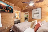 Toccoa Riverside Cabin: Pet-Friendly, Hot Tub, Firepit & Prime Fishing Retreat - 샬레 호텔