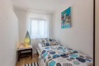 Kids friendly house with large private, fenced garden, pool, 1km beach - 3성급
