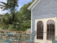 4 BEDROOM HOME IN MANISTEE MI.  Walk to the Lake! Deck! Hotele w: Manistee