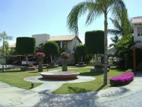 LUXURIOUS GOLF VILLA IN HOTEL ZONE- WALK TO BEACH/DOWNTOWN/RESORTS